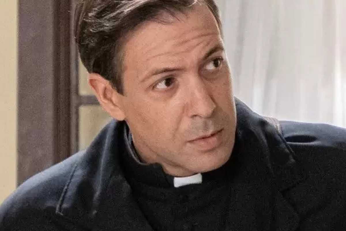 La Promessa chi è il prete padre Camillo: l'attore lo conoscete